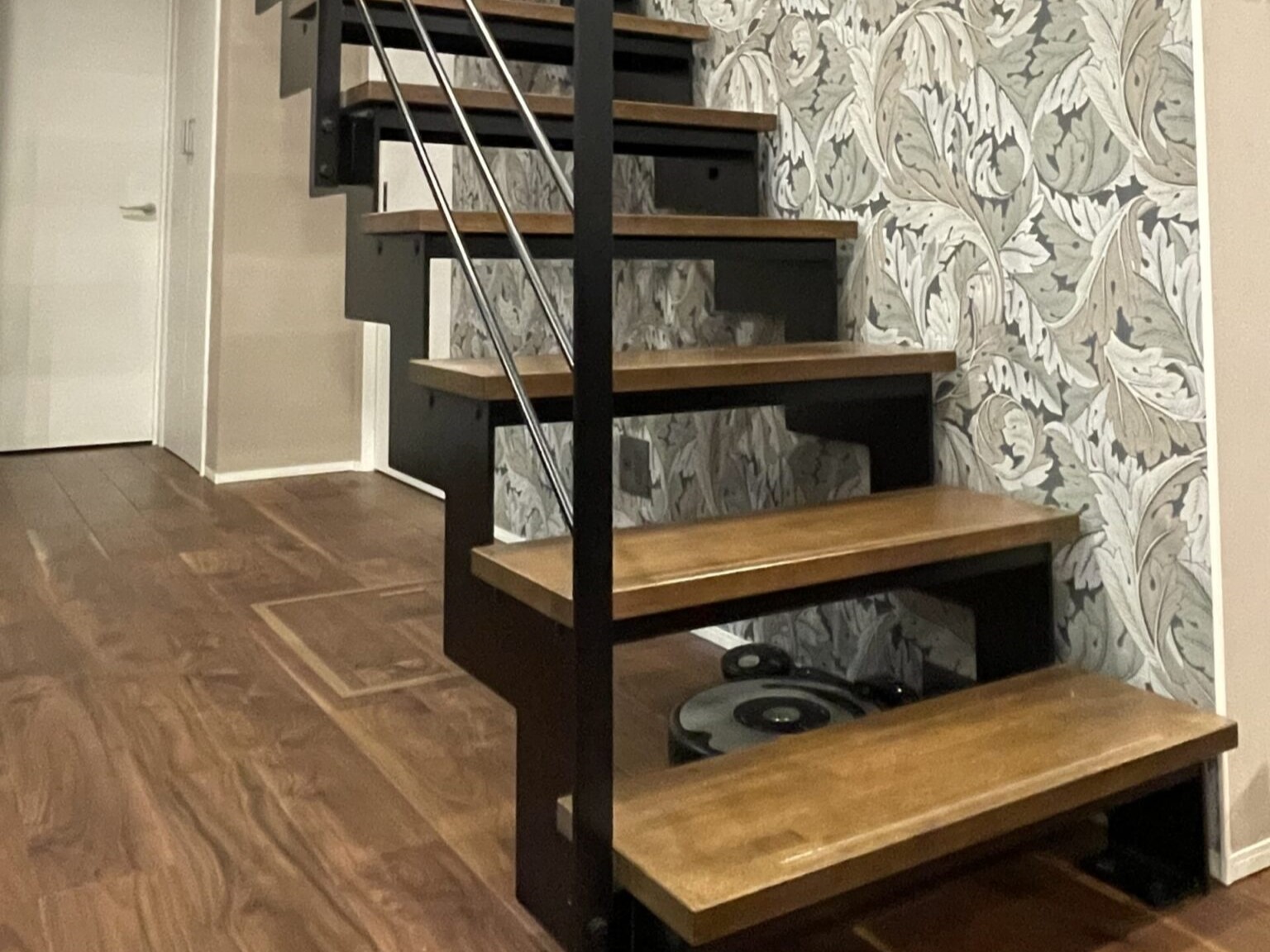 柄物アクセントクロス（壁紙）と
鉄骨階段のコーディネート術