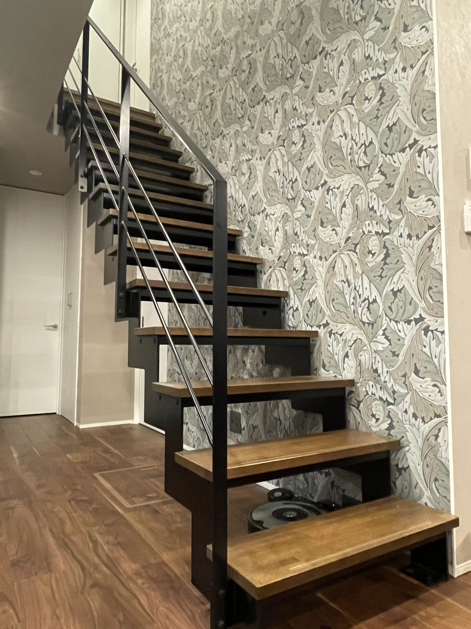 柄物アクセントクロス（壁紙）と<br>鉄骨階段のコーディネート術