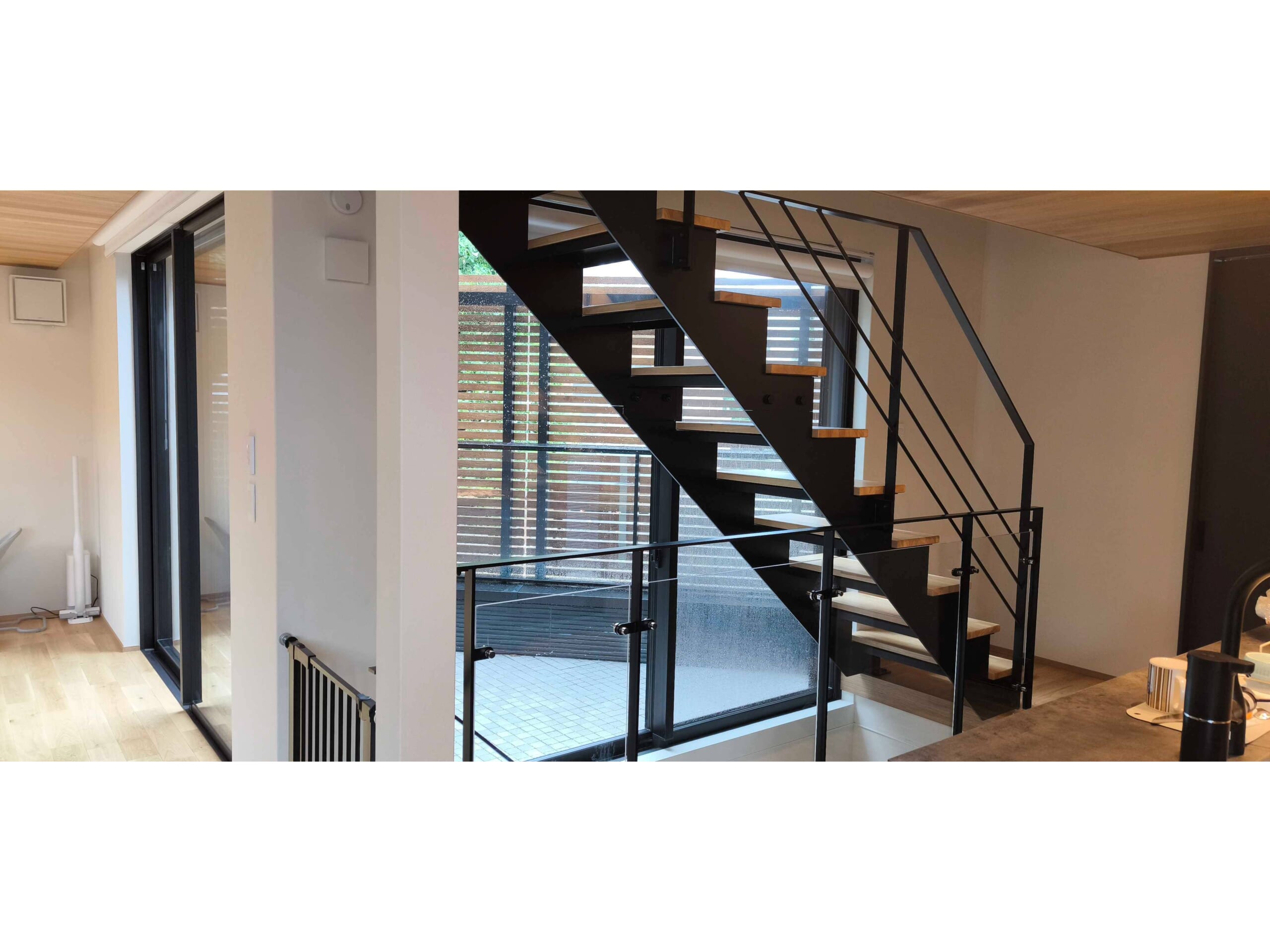 キッチンからの景色を活かす！<br>視線を遮らないスケルトン階段の配置アイデア