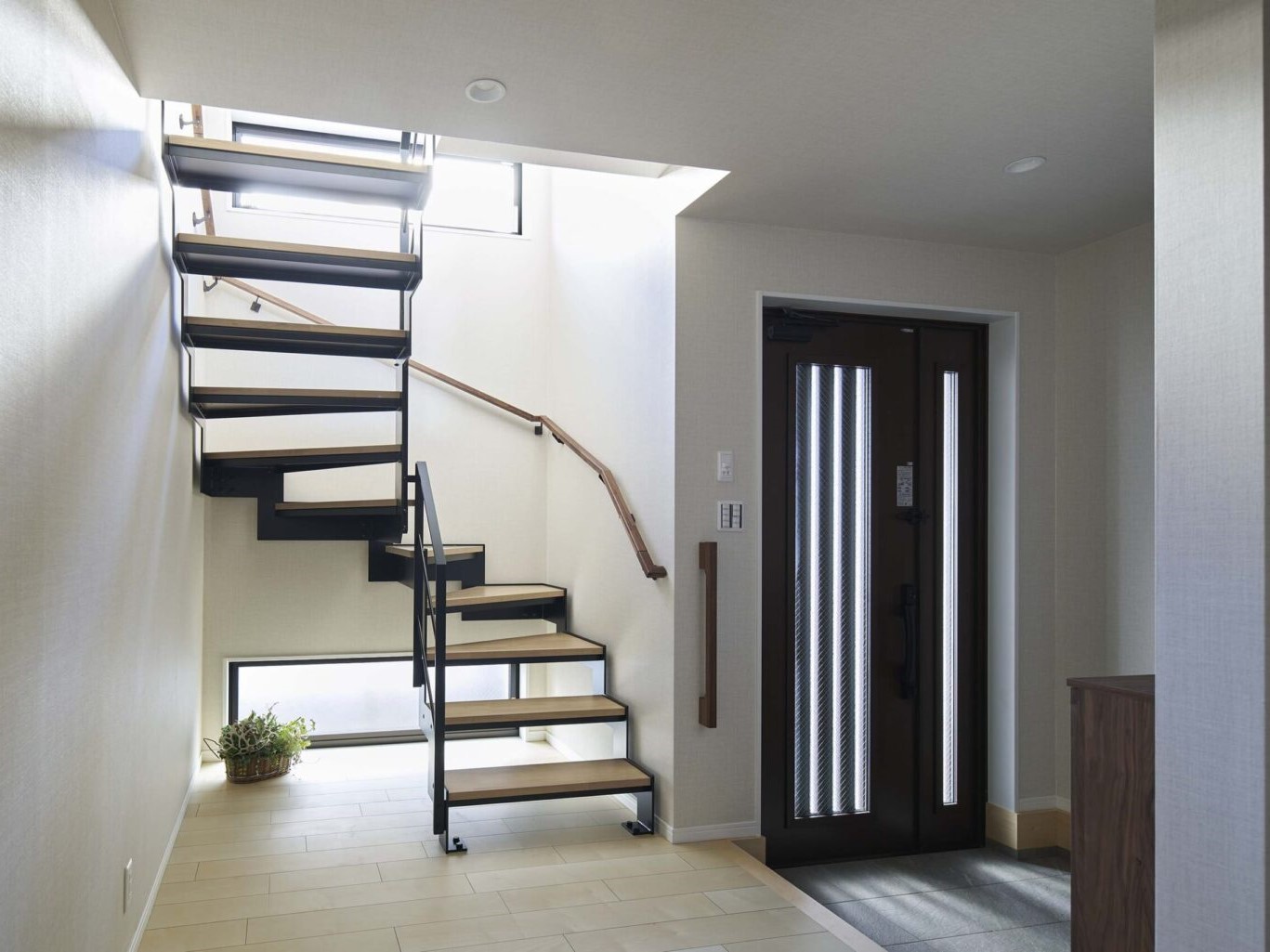 ジグザグ形状が人気！
「上下稲妻タイプ」の鉄骨階段の魅力とは