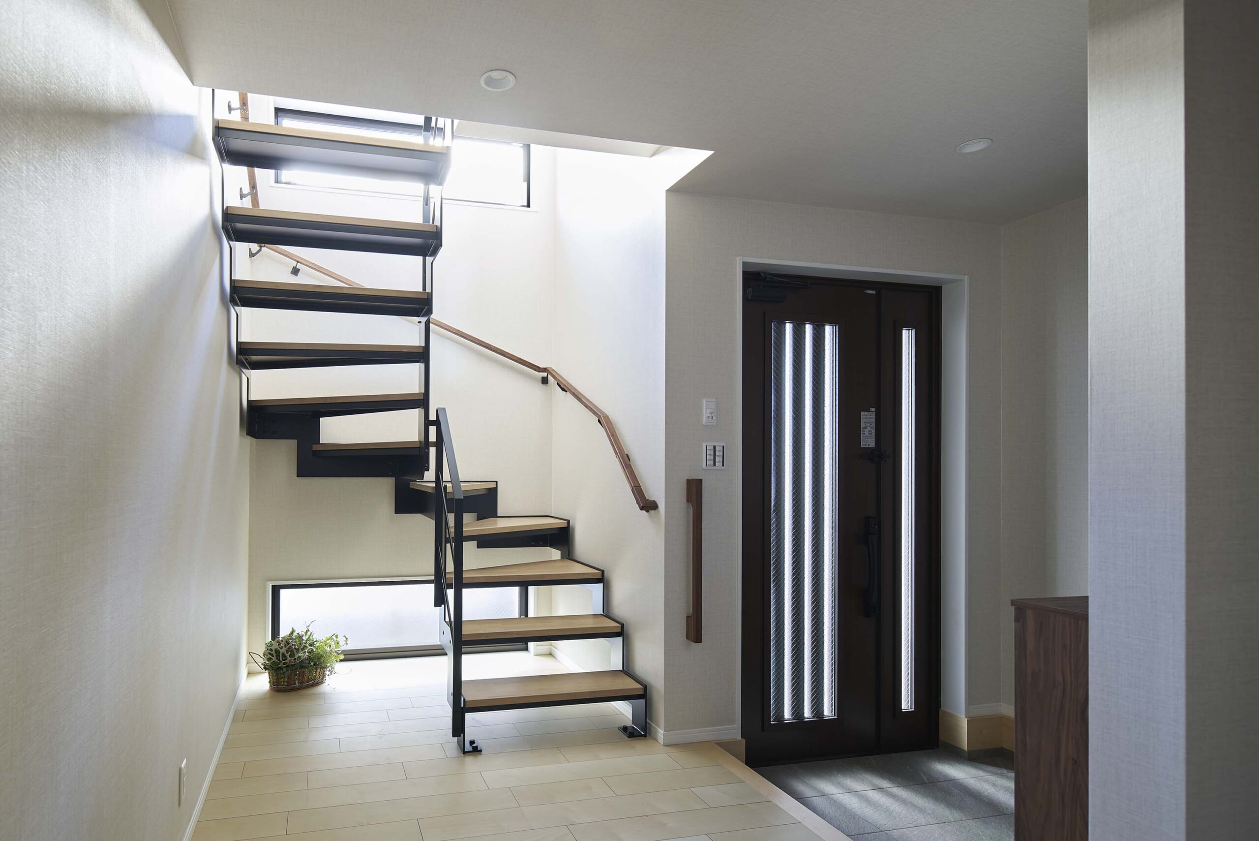 ジグザグ形状が人気！<br>「上下稲妻タイプ」の鉄骨階段の魅力とは