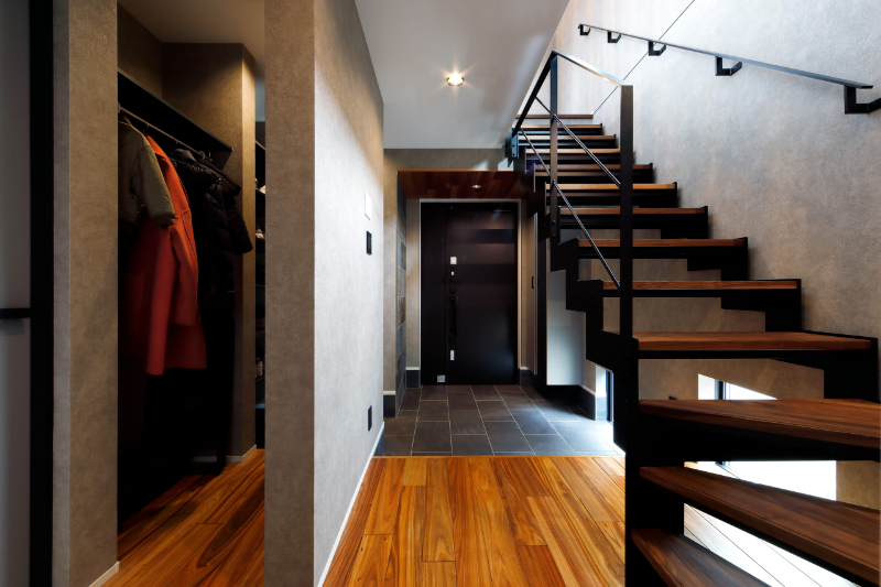玄関×鉄骨階段の事例_インテリア性の高いイナズマ階段で、おしゃれな玄関を演出