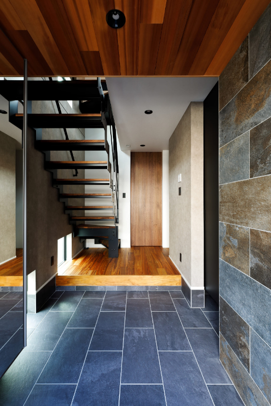 玄関×鉄骨階段の事例_インテリア性の高いイナズマ階段で、おしゃれな玄関を演出