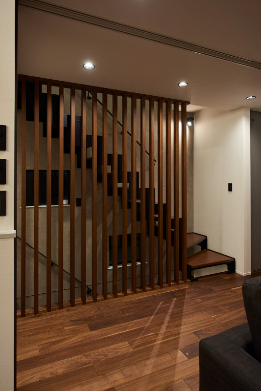 玄関×鉄骨階段の事例_インテリア性の高いイナズマ階段で、おしゃれな玄関を演出