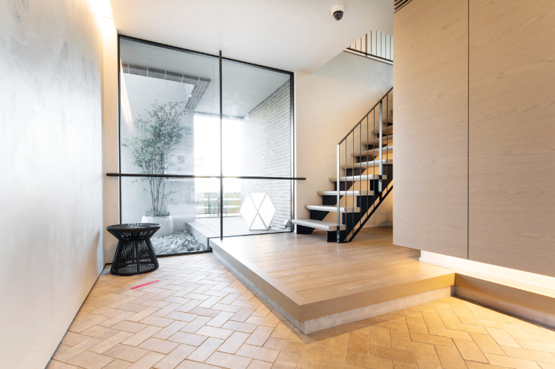 玄関×鉄骨階段の事例_デザイン性と機能性にこだわった鉄骨階段