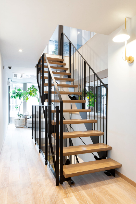 玄関×鉄骨階段の事例_デザイン性と機能性にこだわった鉄骨階段