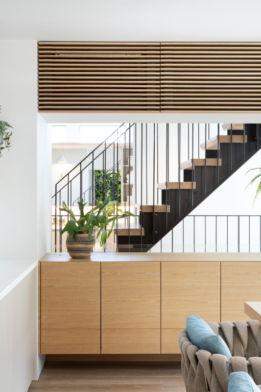 玄関×鉄骨階段の事例_デザイン性と機能性にこだわった鉄骨階段