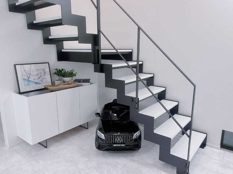 玄関×鉄骨階段の事例_玄関のアクセントとなる、モノトーンのスケルトン階段