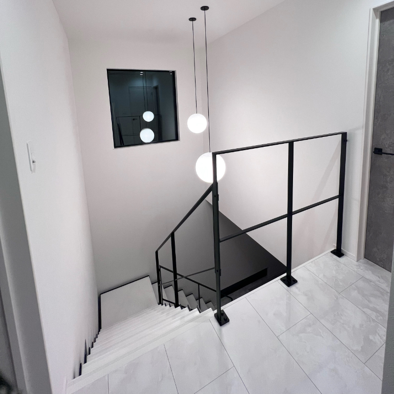 玄関×鉄骨階段の事例_玄関のアクセントとなる、モノトーンのスケルトン階段