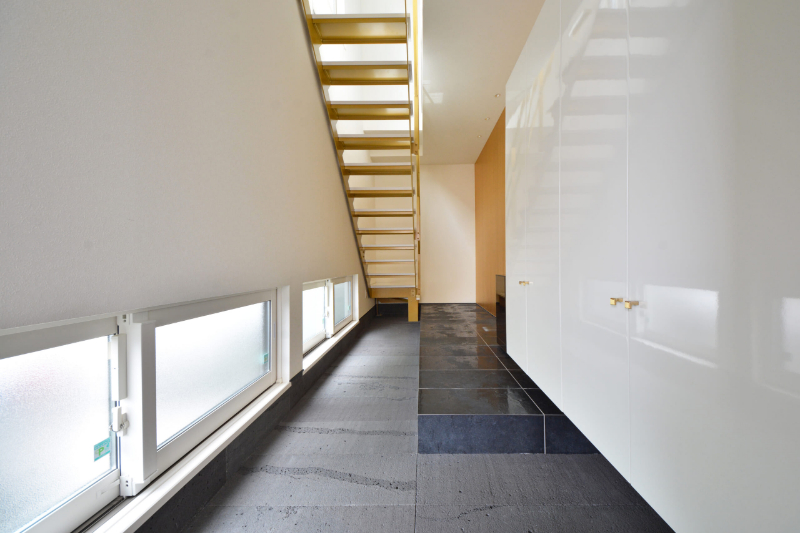 玄関×鉄骨階段の事例_華やかで上品なゴールドの鉄骨階段