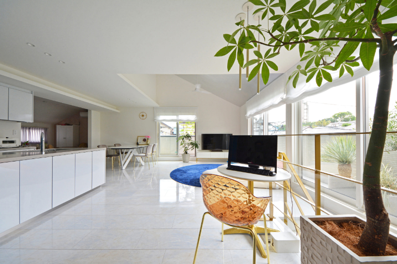 玄関×鉄骨階段の事例_華やかで上品なゴールドの鉄骨階段