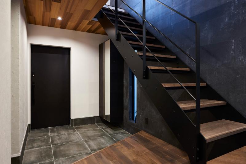 玄関×鉄骨階段の事例_上下階で異なるデザインを楽しめる鉄骨階段