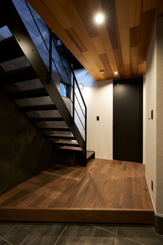 玄関×鉄骨階段の事例_上下階で異なるデザインを楽しめる鉄骨階段