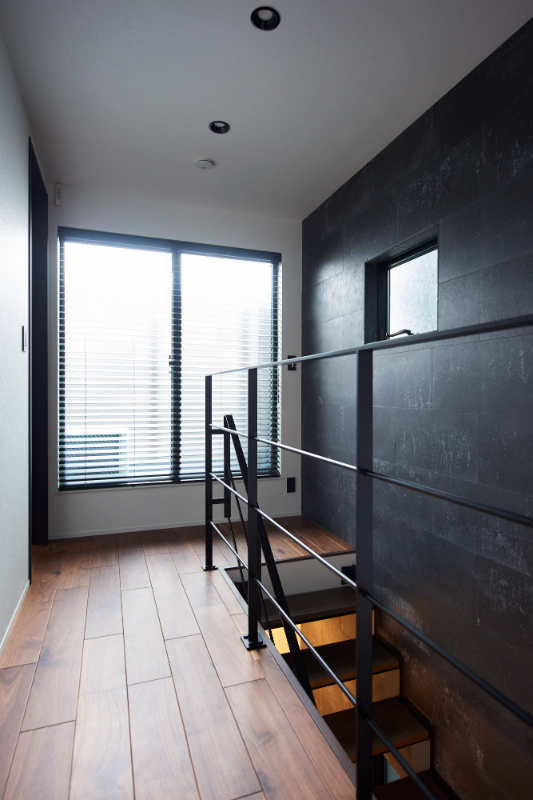 玄関×鉄骨階段の事例_上下階で異なるデザインを楽しめる鉄骨階段