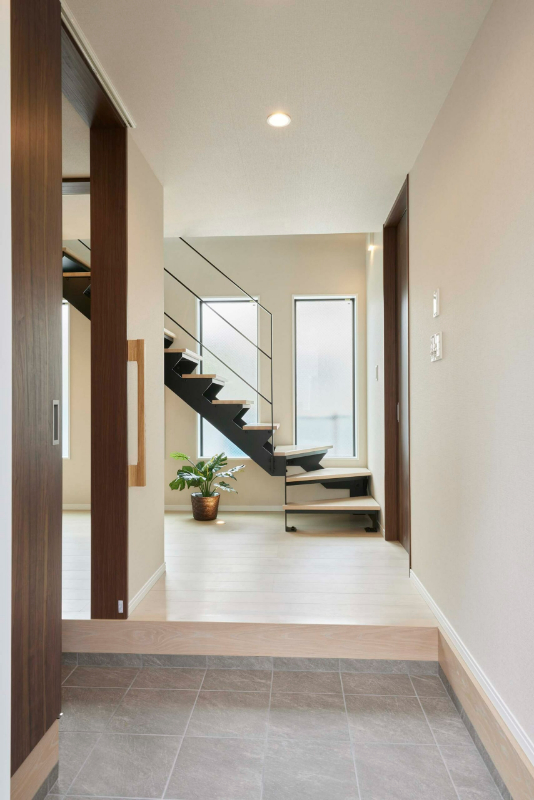 玄関×鉄骨階段の事例_安全性や採光にも配慮した上下曲がり階段