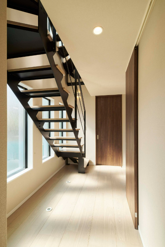玄関×鉄骨階段の事例_安全性や採光にも配慮した上下曲がり階段