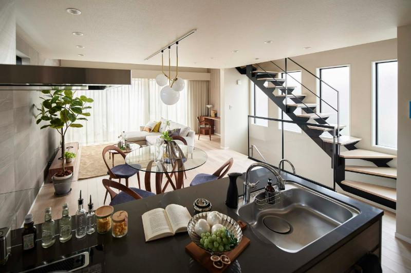 玄関×鉄骨階段の事例_安全性や採光にも配慮した上下曲がり階段