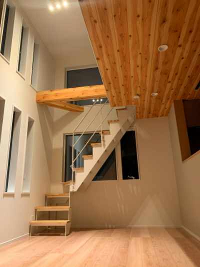 ロフト×鉄骨階段の事例_デザイン性×安心感を両立した白階段