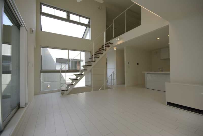 ロフト×鉄骨階段の事例_吹き抜けとロフトを結ぶ、白の二本桁階段