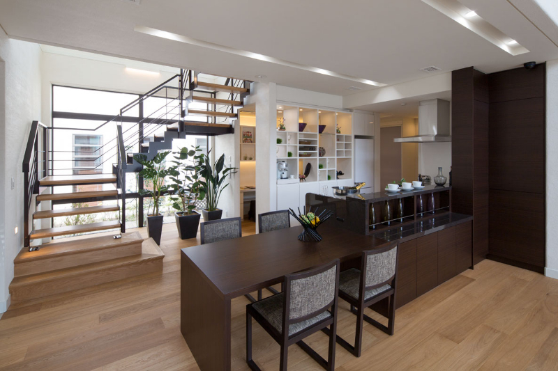 ラグジュアリー×鉄骨階段の事例_深みのある色彩が描く、上質な存在感