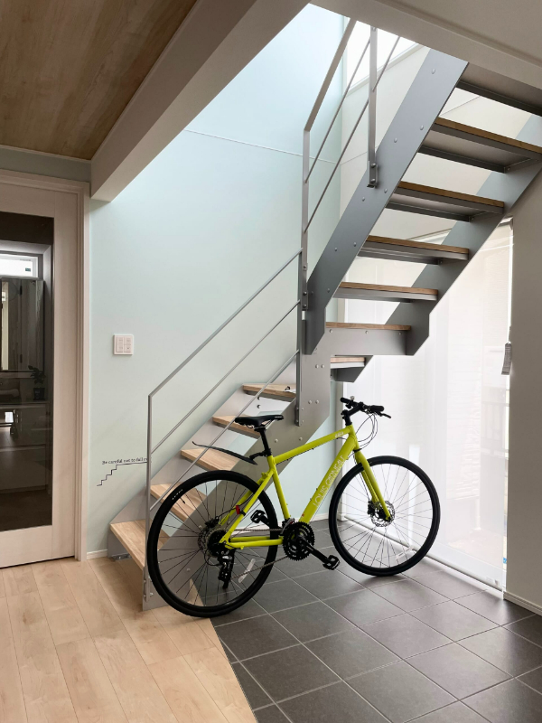 シルバー・グレー×鉄骨階段の事例_光を受けて映える、シルバーのパラレル階段