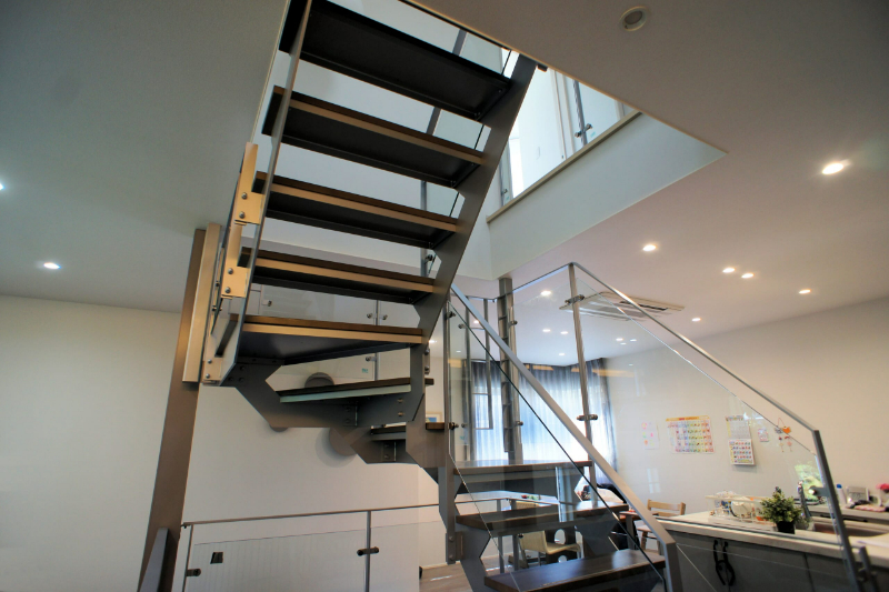 シルバー・グレー×吹き抜け空間に浮かぶ、シルバーの立体階段