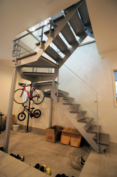 シルバー・グレー×吹き抜け空間に浮かぶ、シルバーの立体階段