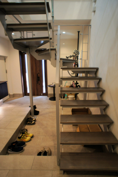 シルバー・グレー×吹き抜け空間に浮かぶ、シルバーの立体階段