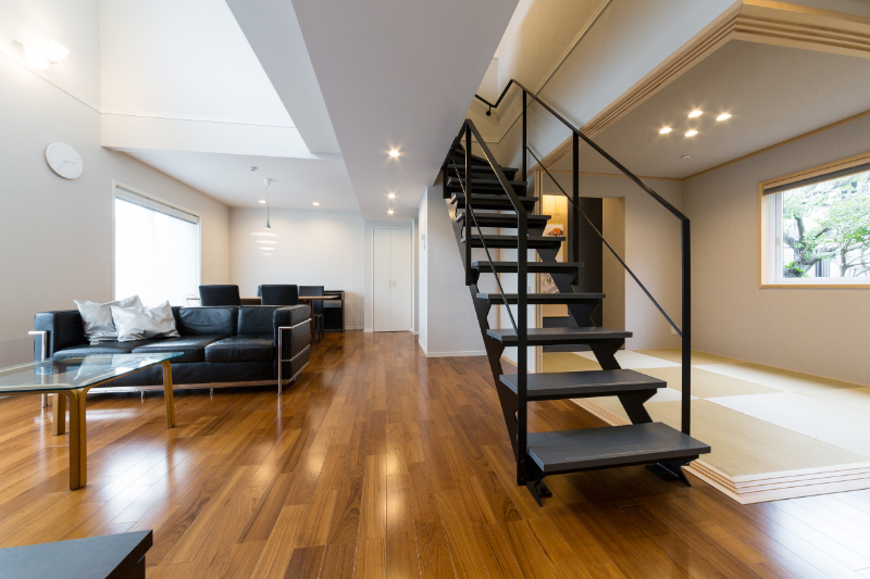 シルバー・グレー×鉄骨階段の事例_空間を引き締める、ダークグレーのセンター階段