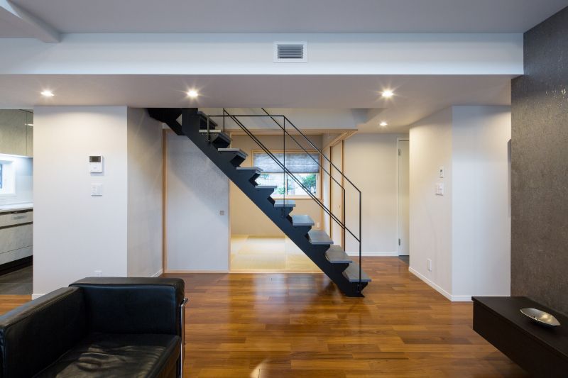 シルバー・グレー×鉄骨階段の事例_空間を引き締める、ダークグレーのセンター階段