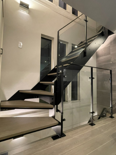 シルバー・グレー×鉄骨階段の事例_重なり合う構造が美しい、ブラック×グレーのスケルトン階段