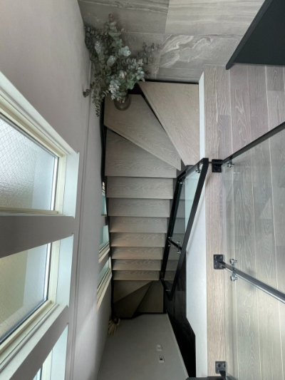 シルバー・グレー×鉄骨階段の事例_重なり合う構造が美しい、ブラック×グレーのスケルトン階段