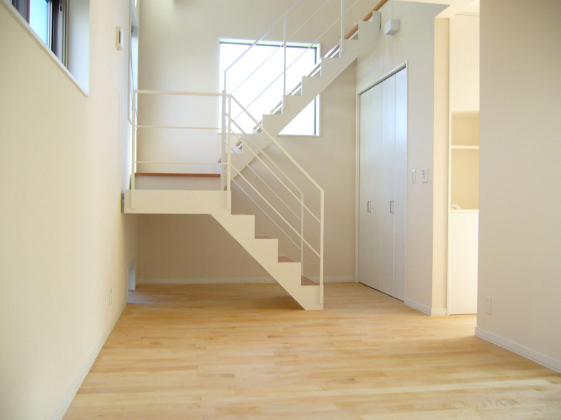 シンプル×鉄骨階段の事例_白のラインが映える、軽やかな折り返し階段