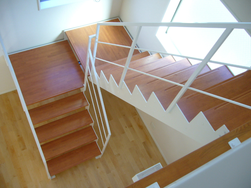 シンプル×鉄骨階段の事例_白のラインが映える、軽やかな折り返し階段