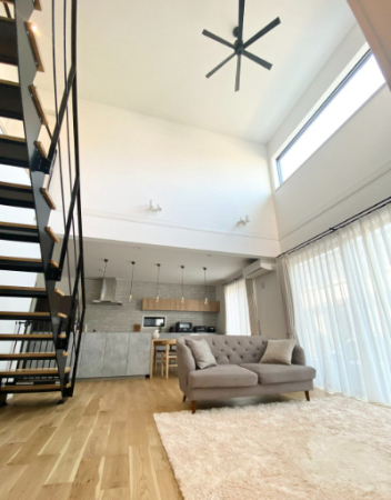 シンプル×鉄骨階段の事例_吹き抜けに映える、黒のミニマル階段