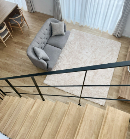 シンプル×鉄骨階段の事例_吹き抜けに映える、黒のミニマル階段