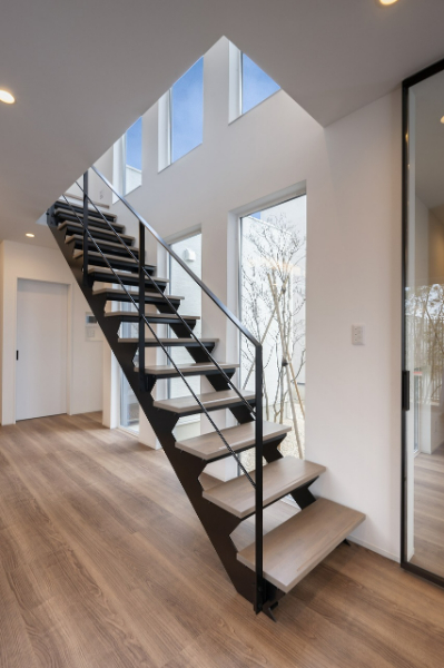 シンプル×鉄骨階段の事例_光を遮らない、直線美のブラック階段