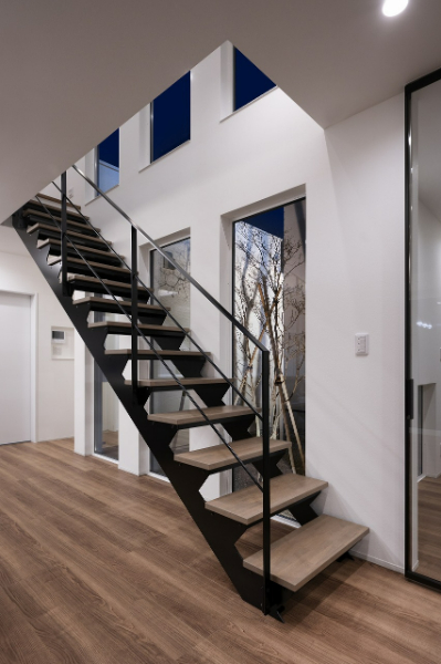 シンプル×鉄骨階段の事例_光を遮らない、直線美のブラック階段