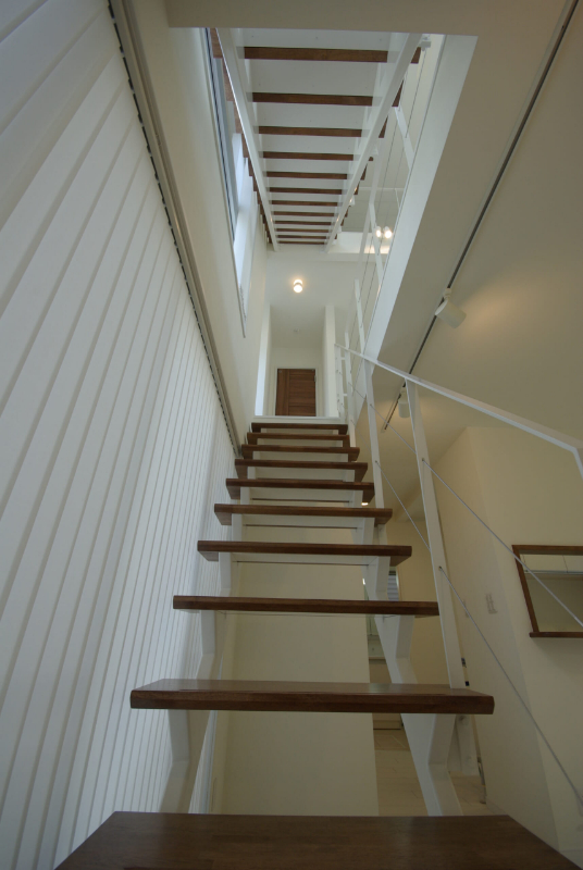 シンプル×鉄骨階段の事例_吹き抜けに伸びる、白の二本桁階段