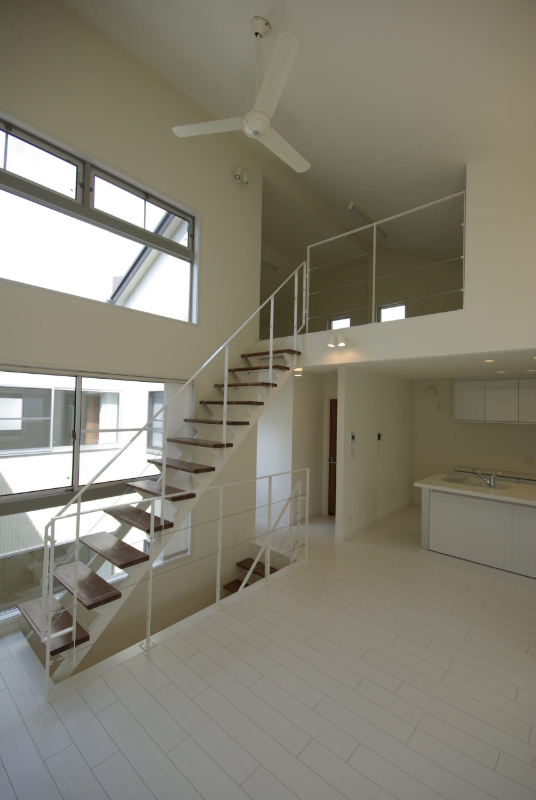 シンプル×鉄骨階段の事例_吹き抜けに伸びる、白の二本桁階段